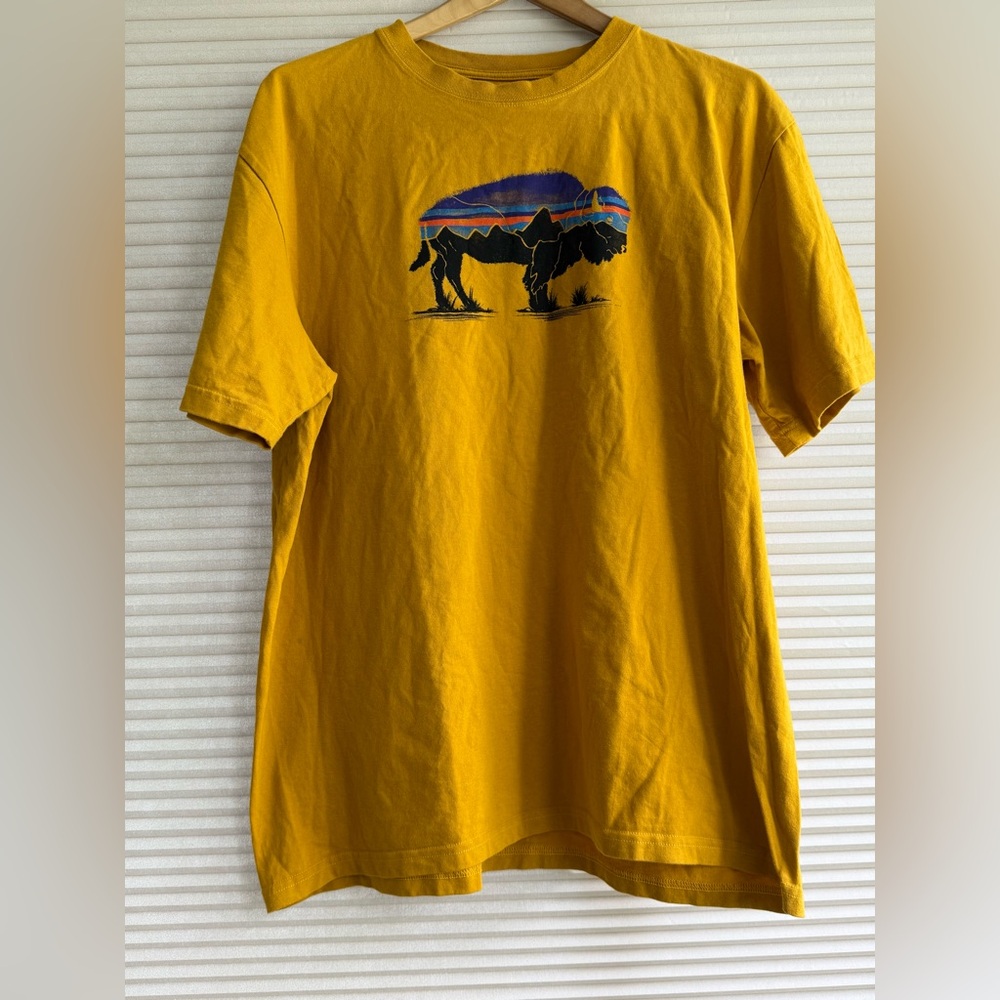 Patagonia T-Shirt Mens Size L  Tee Cotton Polyester Buffalo Graphic
